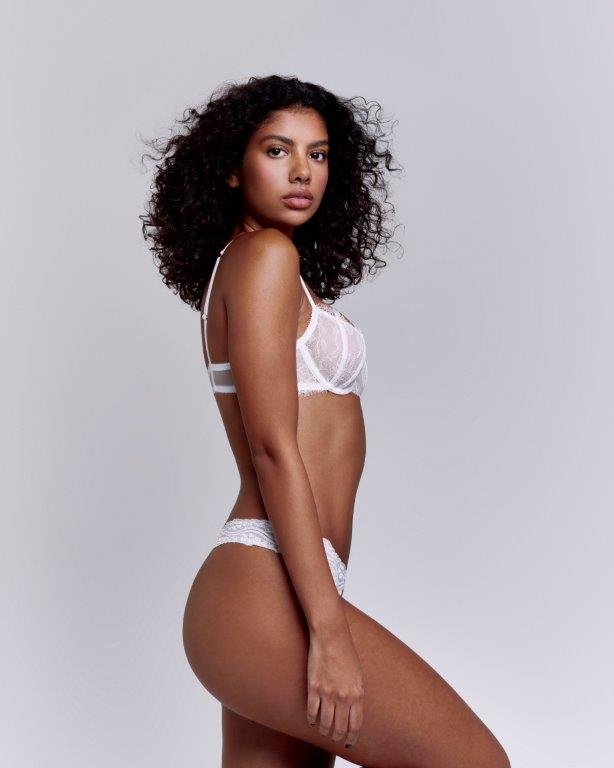 Anna Julia Figueiredo - Front Management