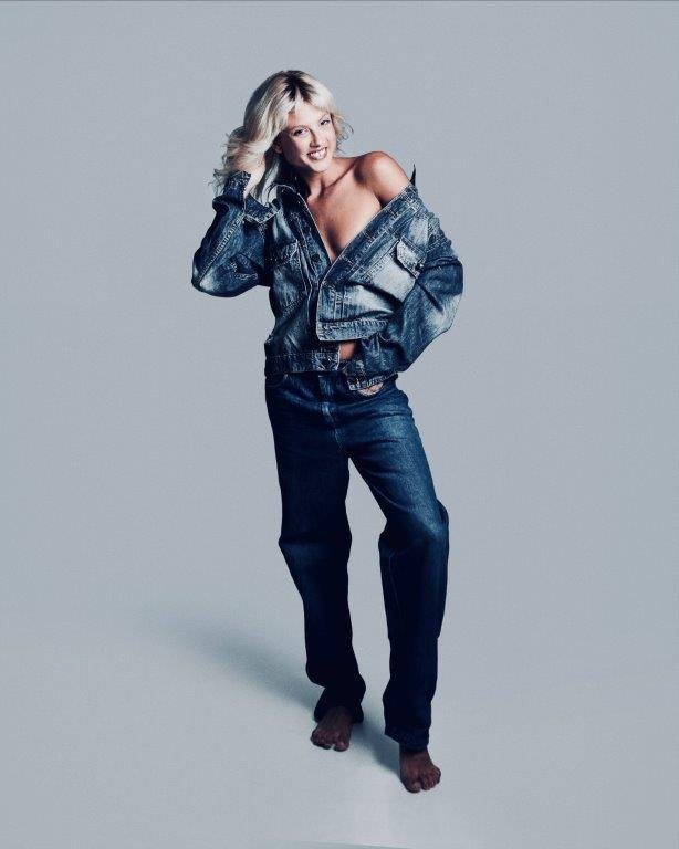 Iza Costa - Front Management