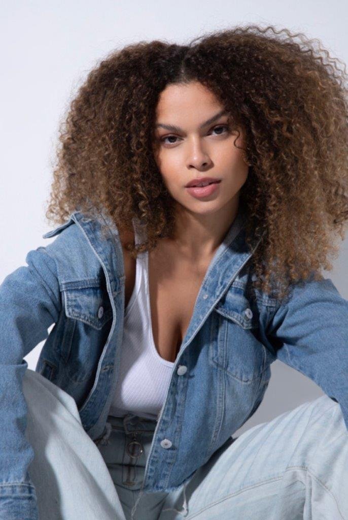 Larissa França - Front Management