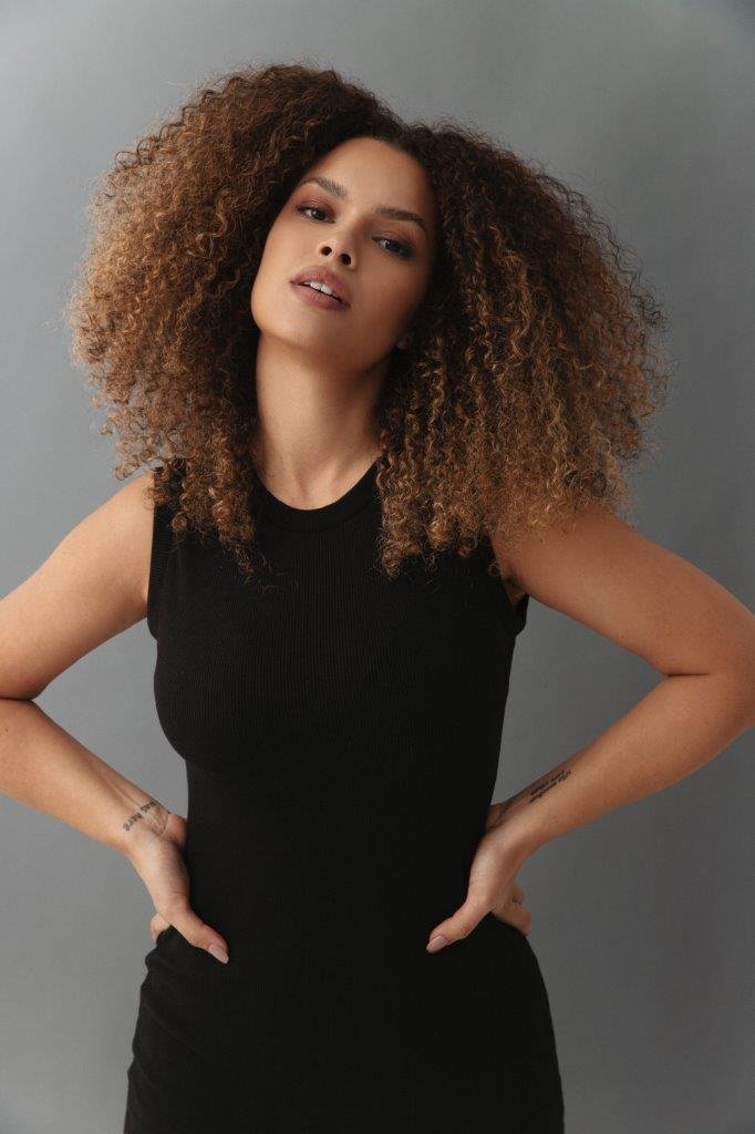 Larissa França - Front Management