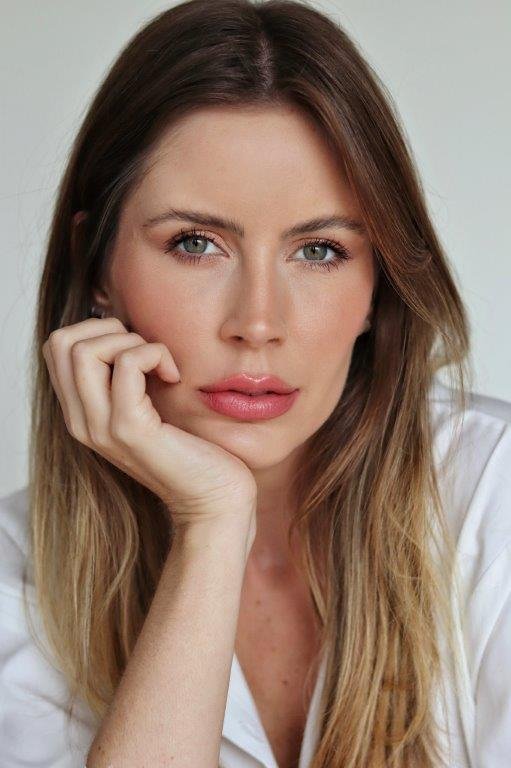 Layanne Souza - Front Management